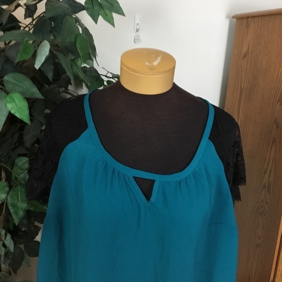 Torrid Size 00 Georgette semi sheer teal blouse with black lace sleeves - Picture 14 of 14